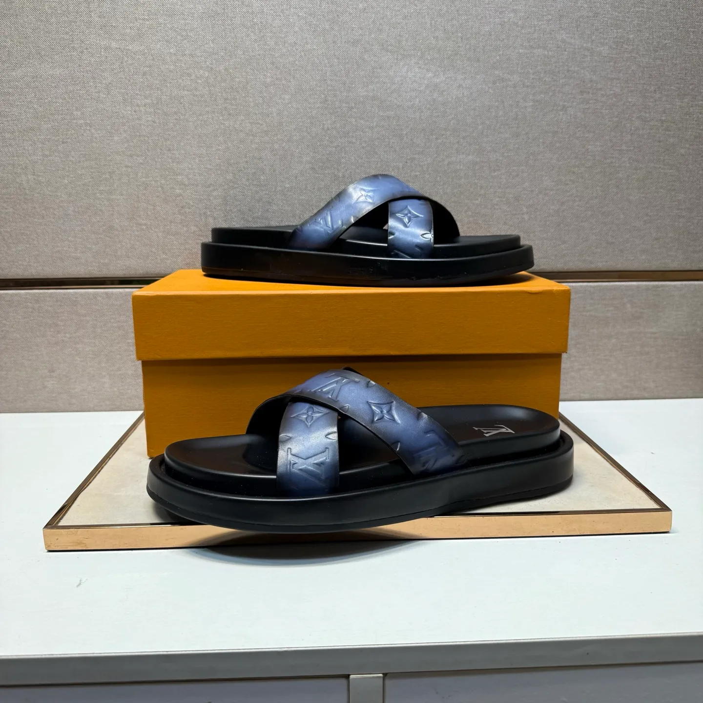 ⬛️Men's shoes 💰p400 [LV～] Men's casual slippers 2025z cabinet sales simultaneously 🔶Size: 39-44#️⃣ 🔷2 colors🔜The upper is made of cowhide stitching➕Genuine leather lining, comfortable and breathable, sole: original comfortable and wear-resistant outsole, ⚠️Real 📱Photographed🎬The real thing is better📢📢📢